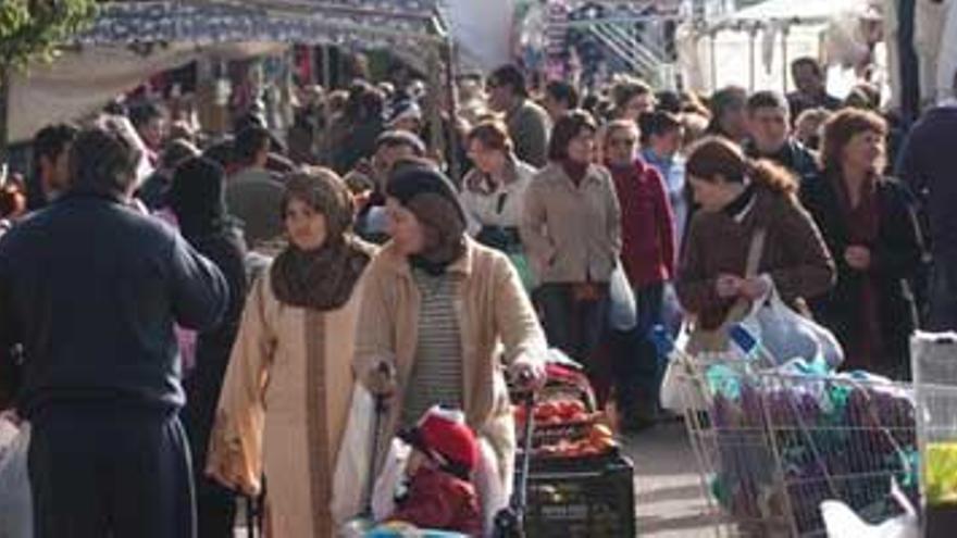 Vendedores del mercadillo del domingo rechazan su traslado al polígono El Nevero