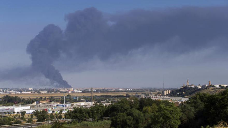 Un dron graba desde el aire el impresionante incendio de la fábrica de Ybarra en Sevilla