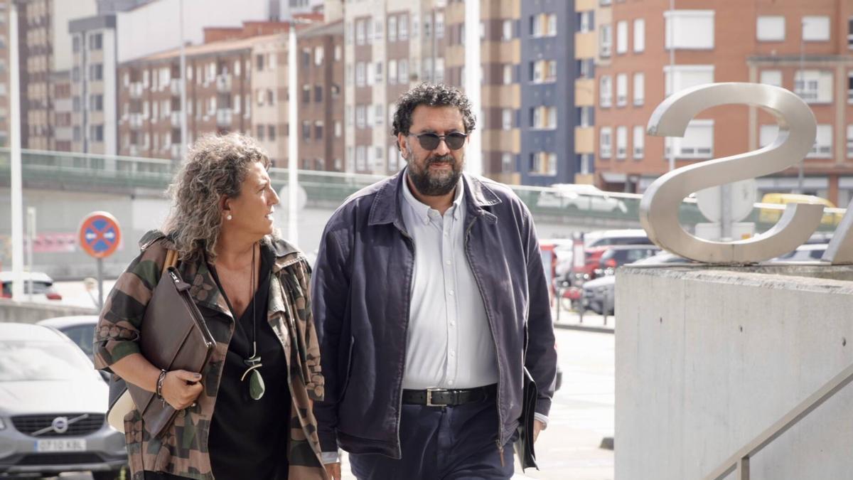 Iván Álvarez Raja junto a su abogada, Verónica Ríos.