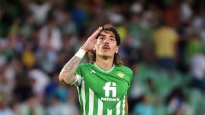 Bellerín en un entrenamiento chutando a portería