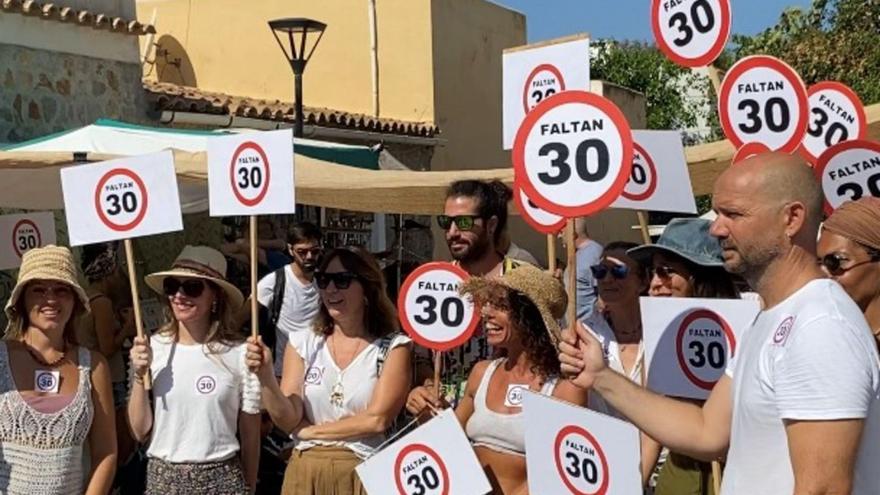 Imagen de las protestas tras la reapertura del mercadillo de Sant Joan. | T. ESCANDELL