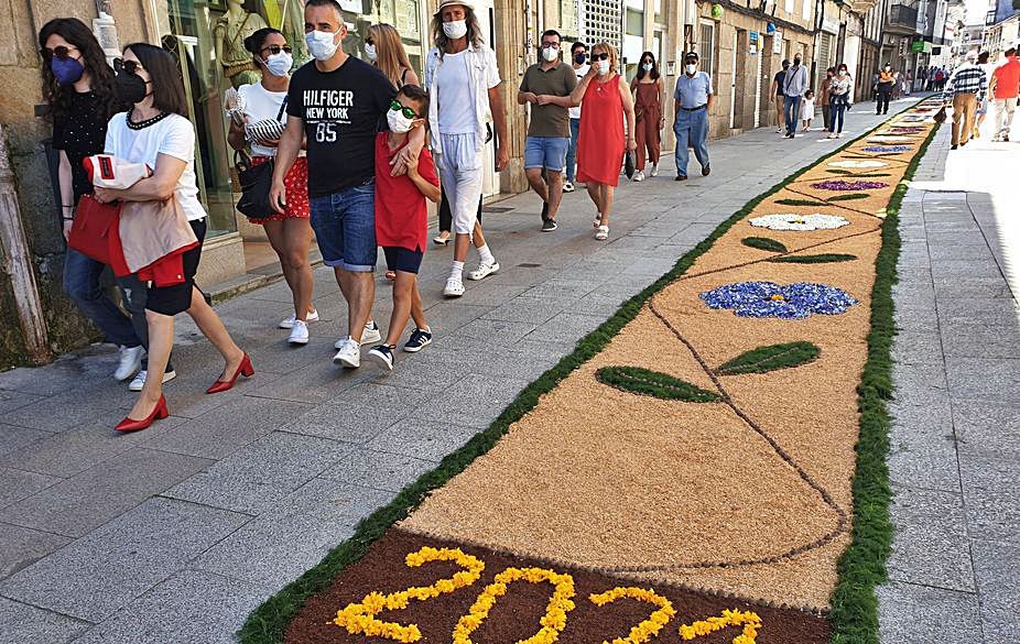 Tapiz floral en la calle Oriente.