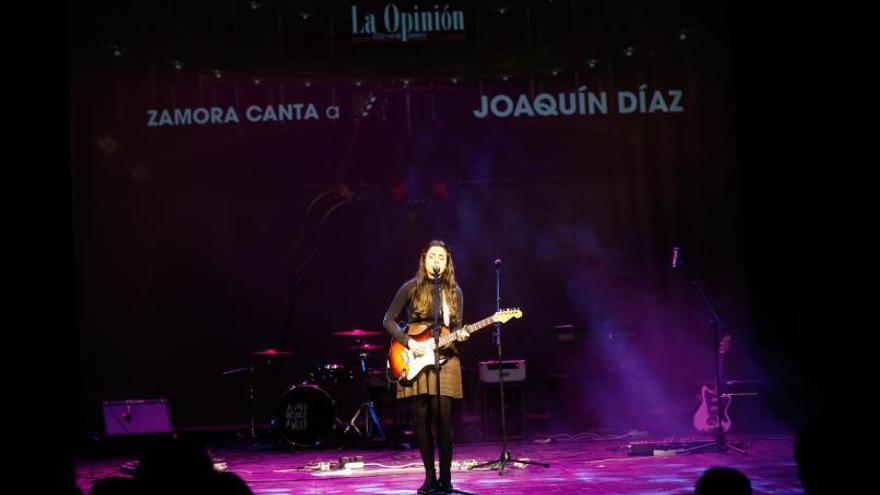 La solista Lucía Gonzalo, con su guitarra sobre el escenario. | Emilio Fraile