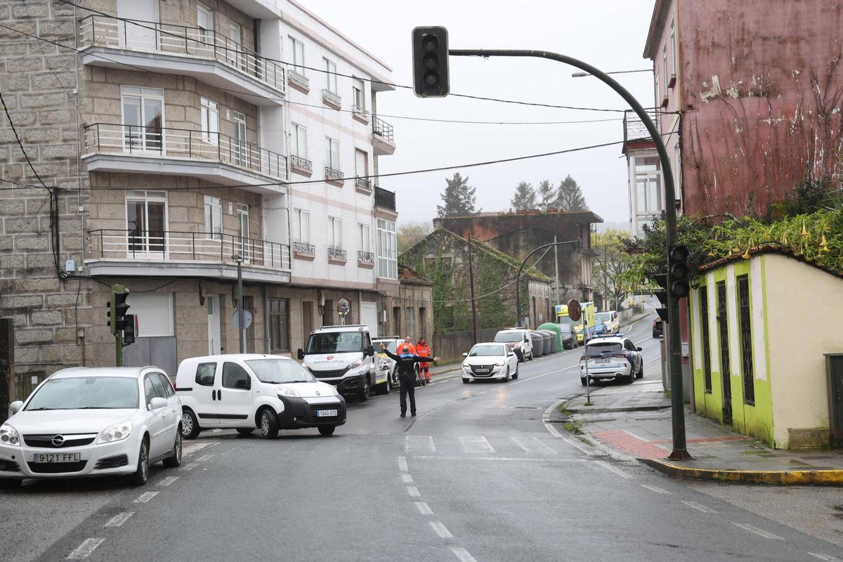 Un agente de la Policía Local de Vilagarcía regula el tráfico en el cruce.