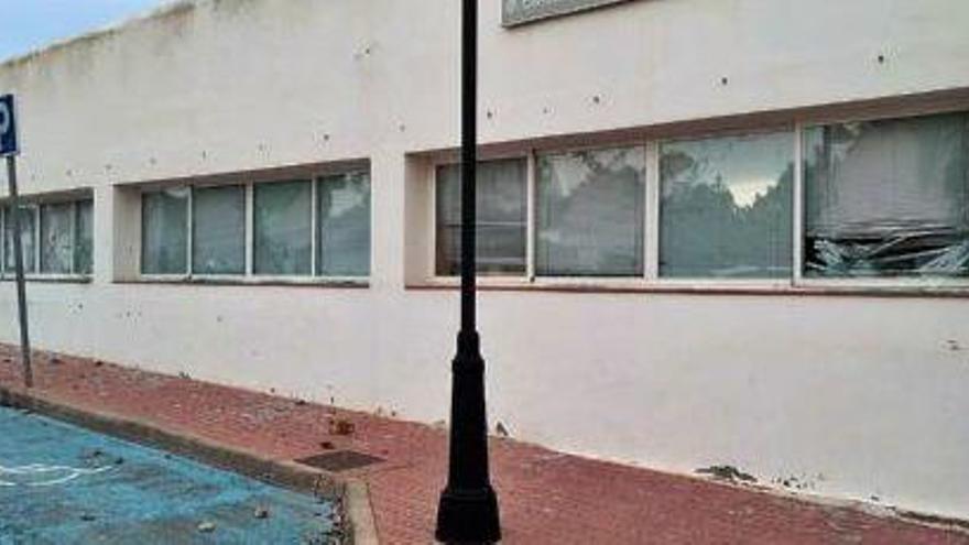 Fachada de la Biblioteca Marià Villangómez con los cristales rotos.