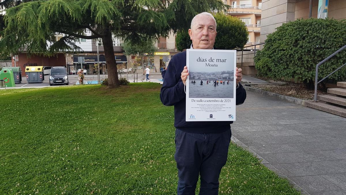 Manuel Uxío co novo cartel de &quot;Días de Mar&quot;, adicado á súa persoa.