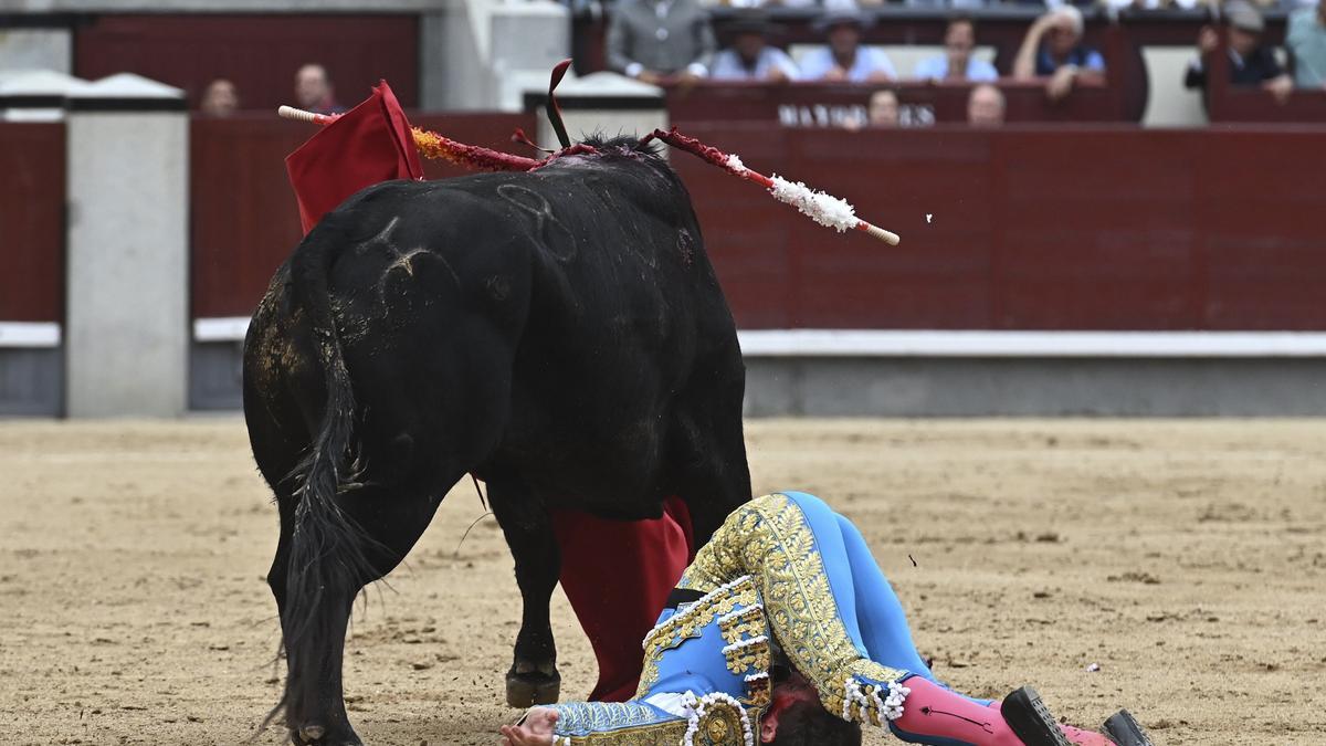 El torero extremeño durante la cogida, ayer en Las Ventas.