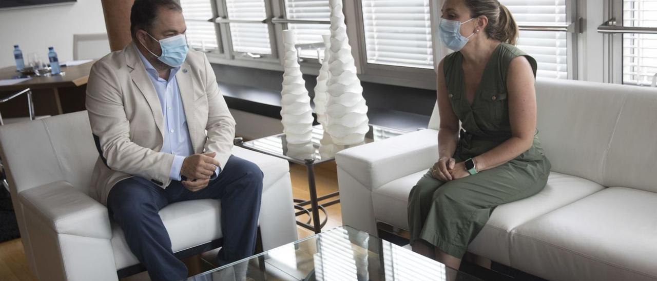 Carlos Paniceres y María Calvo, durante una reunión en la sede de FADE. | Miki López