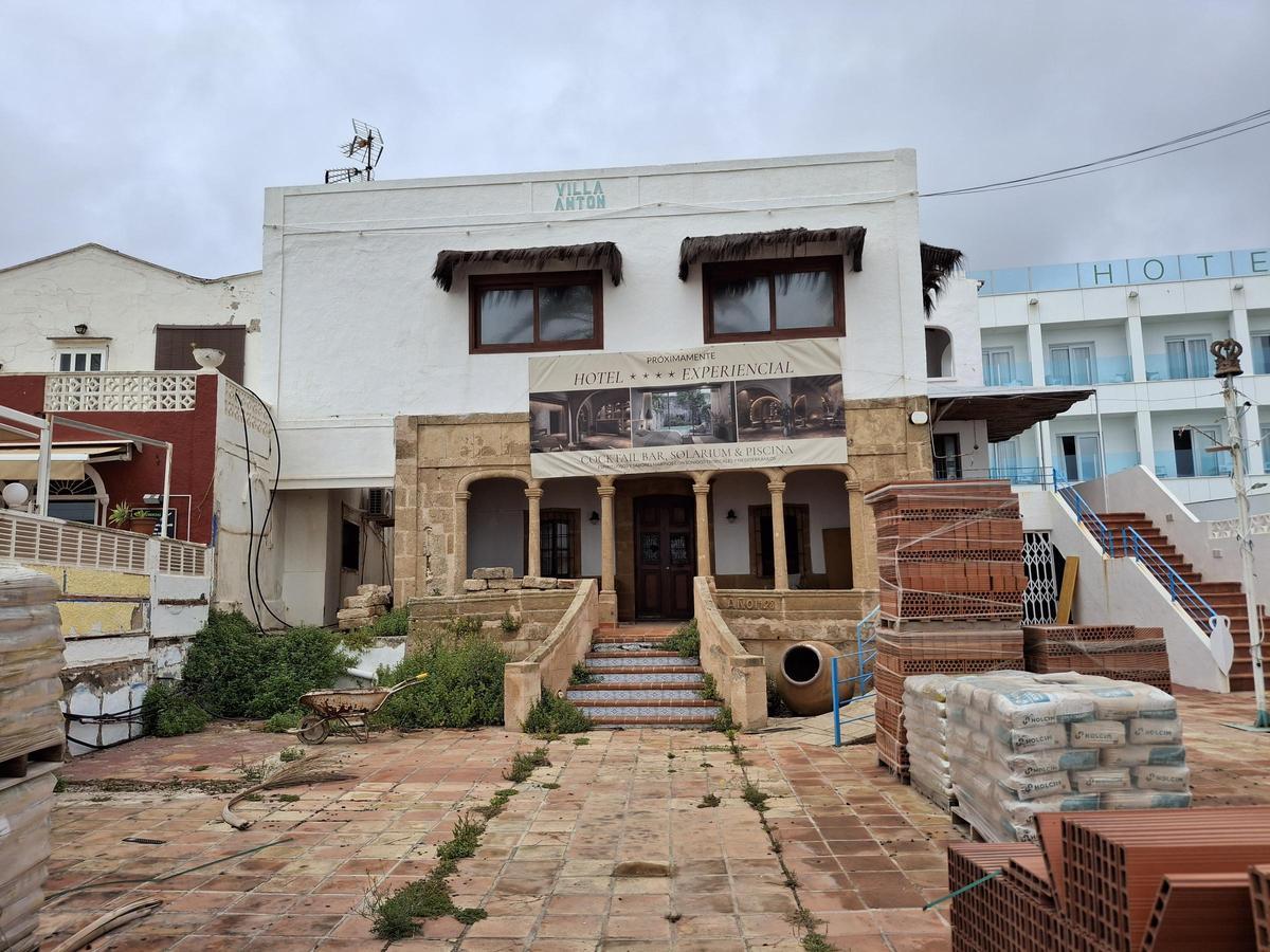 Villa Antón y, en su fachada, el cartel que anuncia la próxima apertura del hotel de cuatro estrellas