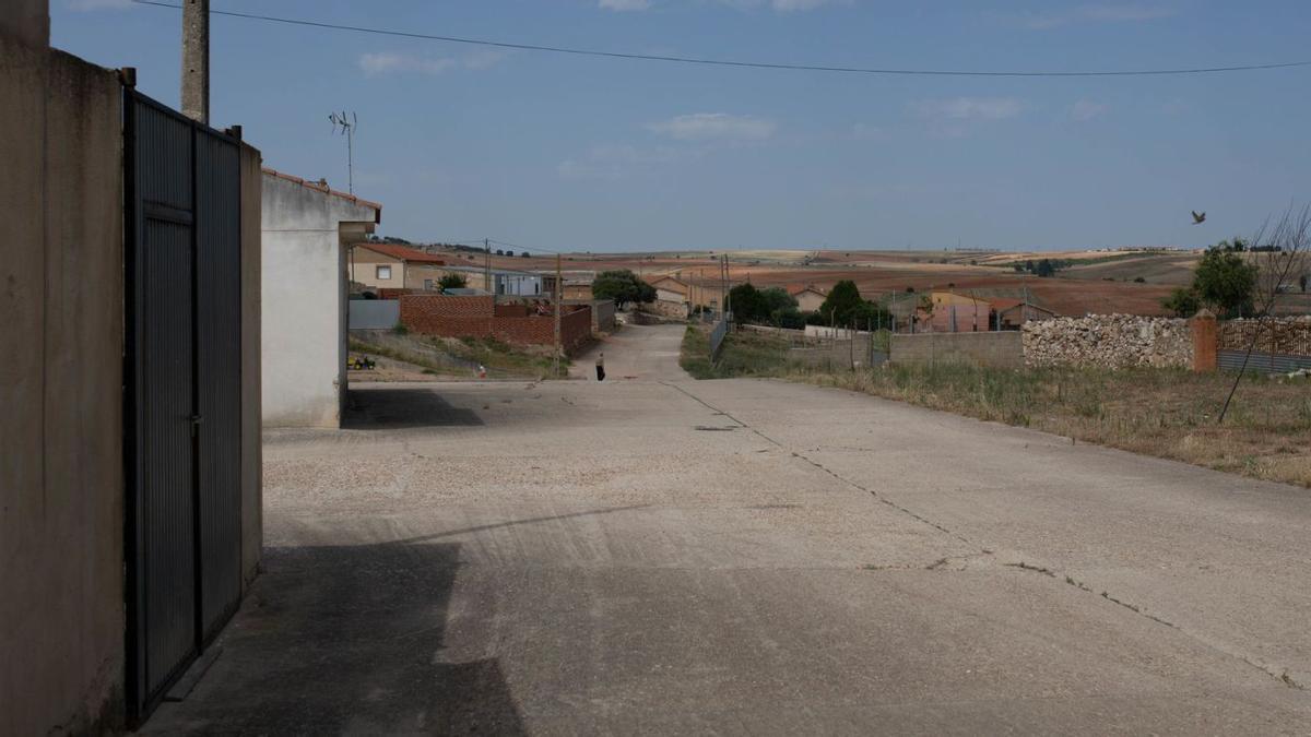 Calle semidesierta en una de las localidades de la provincia afectada por la despoblación. | ANA BURRIEZA (ARCHIVO)