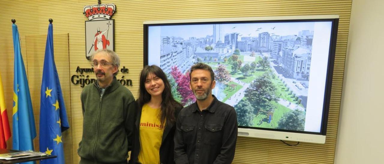 Por la izquierda, Rufino Fernández, Laura Tuero y Juan Chaves, delante de la infografía de Podemos sobre el parque del «solarón».
