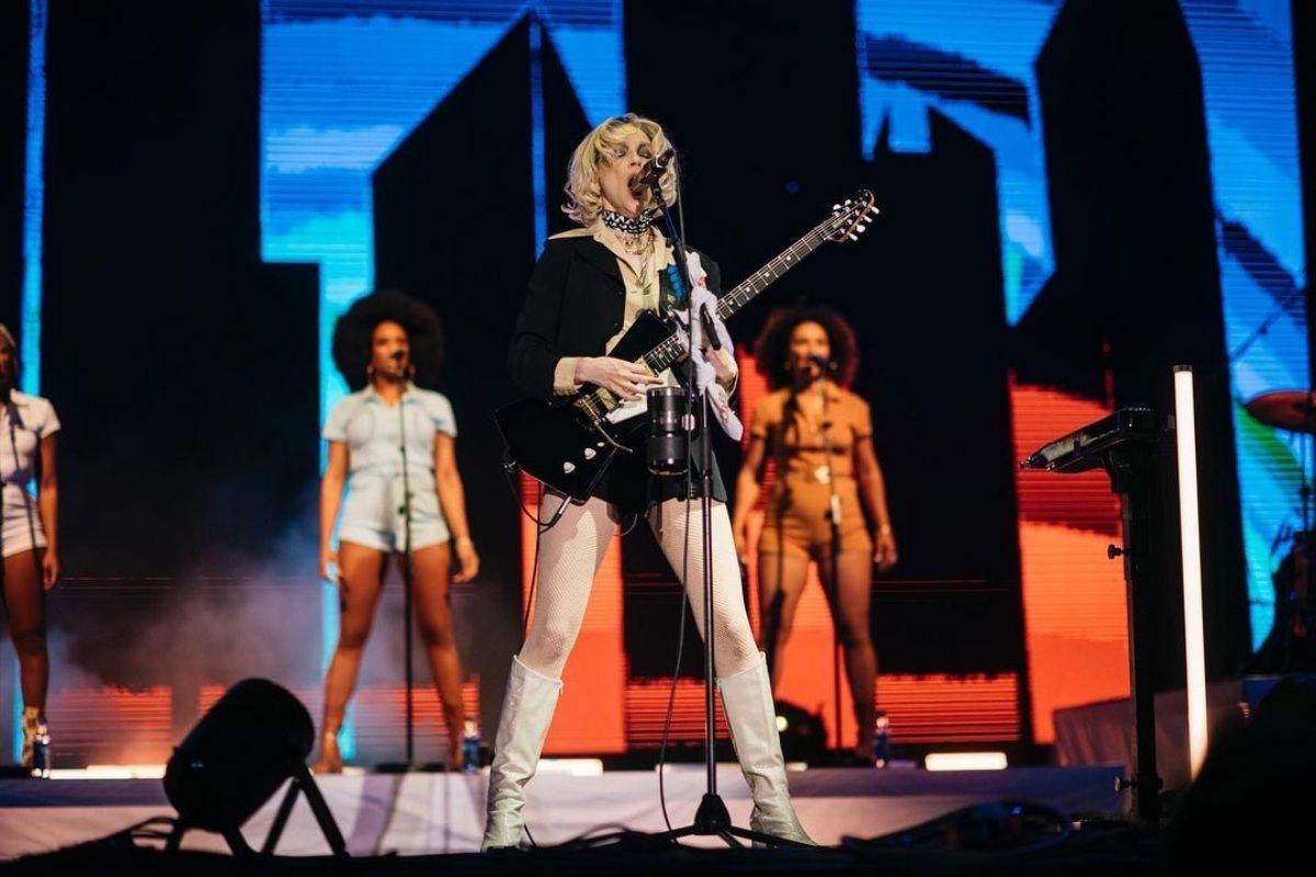 St. Vincent durante su actuación en Mad Cool Festival