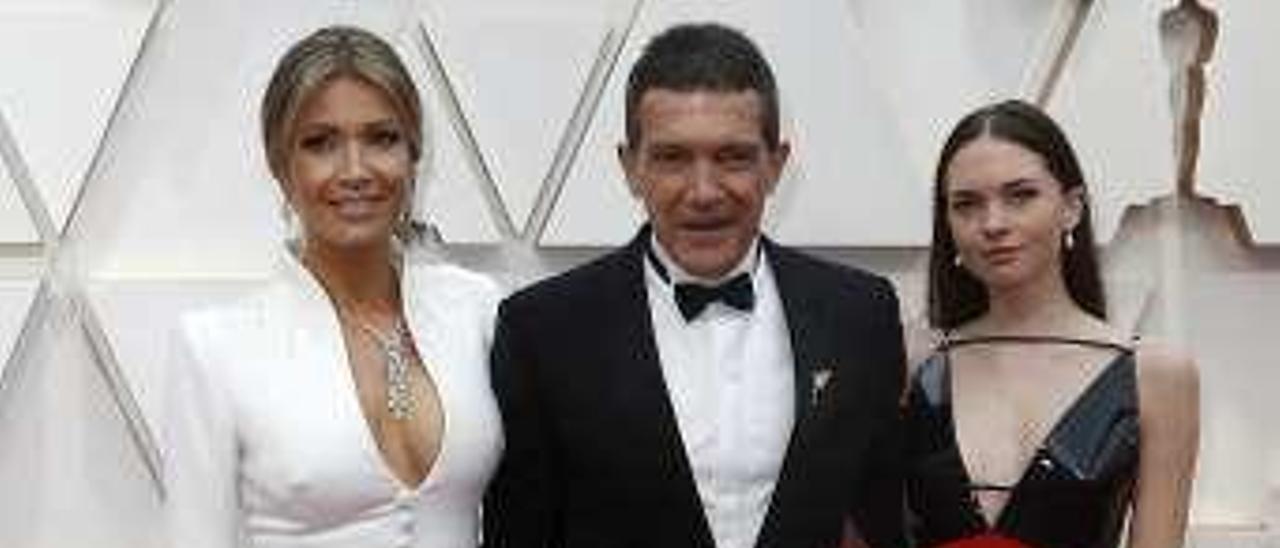 Antonio Banderas, entre Nicole Kimpel y su hija, Stella del Carmen.