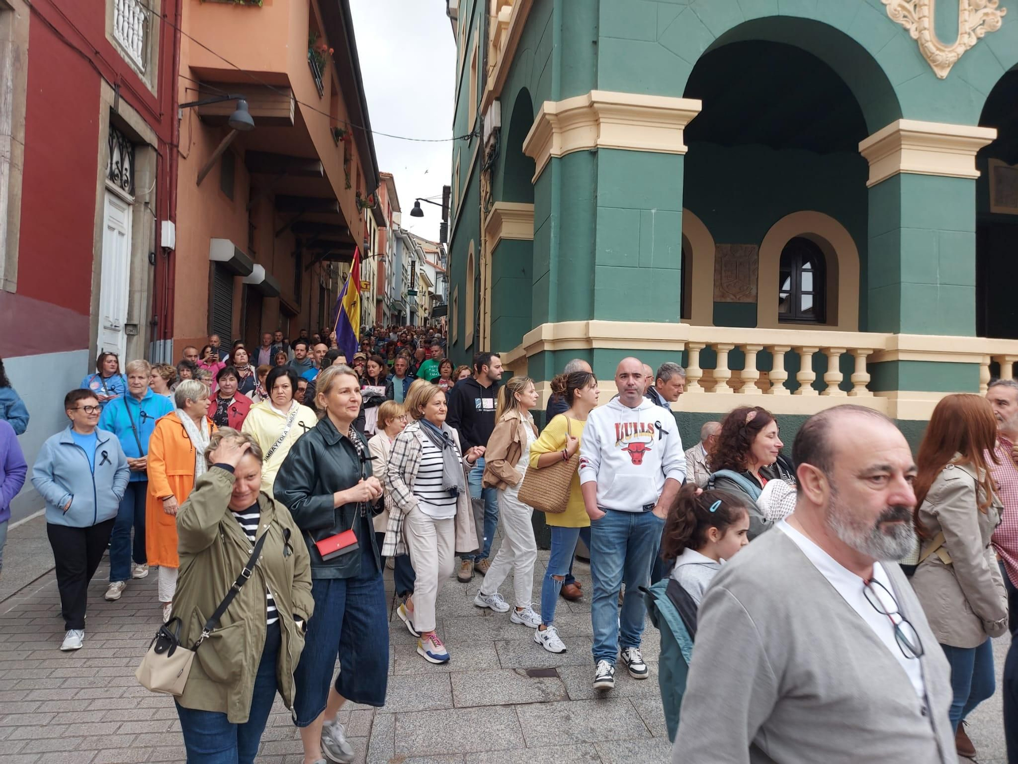 En imágenes: Así fue la manifestación contra el cierre de la Escuela de Música de Tineo