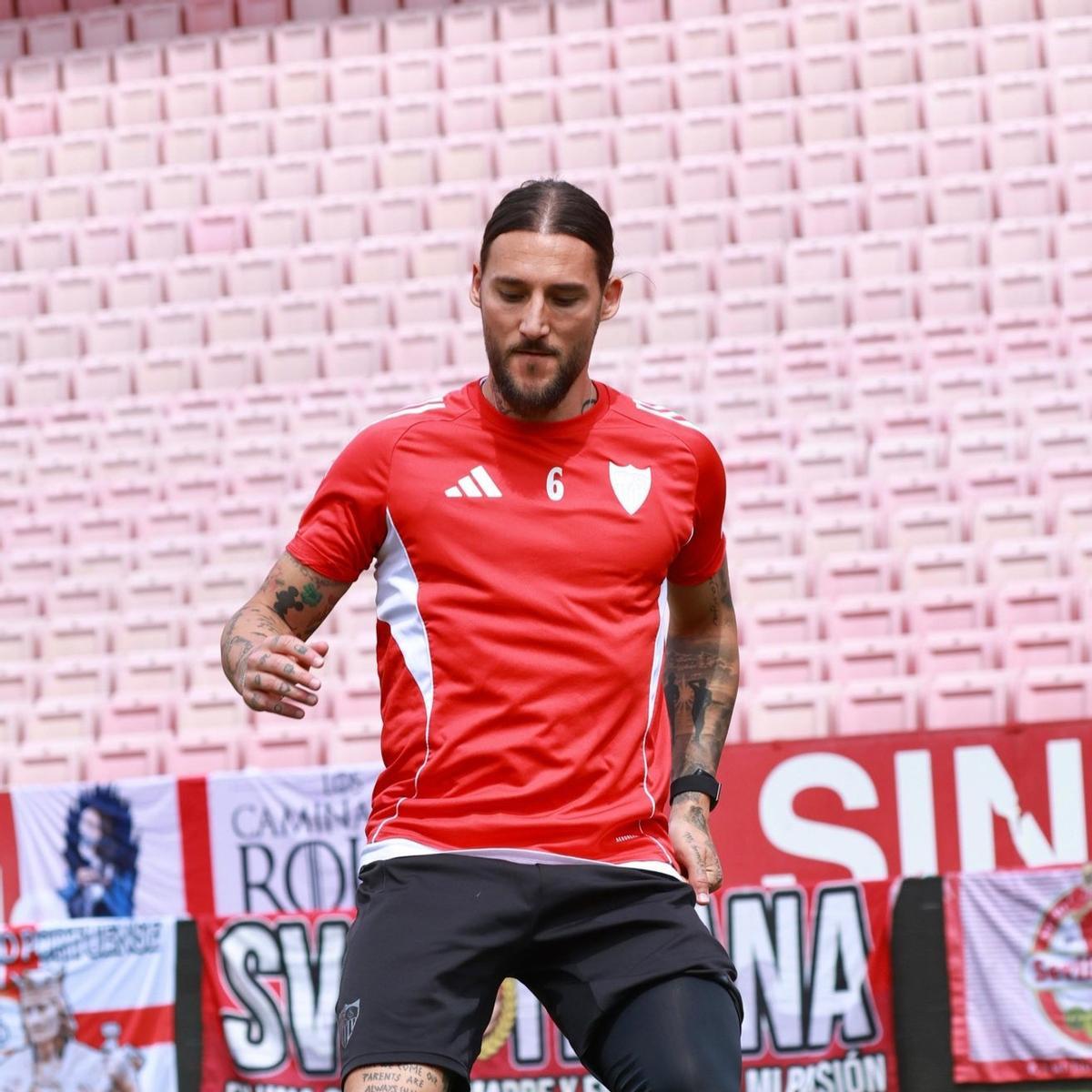Nemanja Gudelj, en el entrenamiento previo del Sevilla a medirse contra el Espanyol