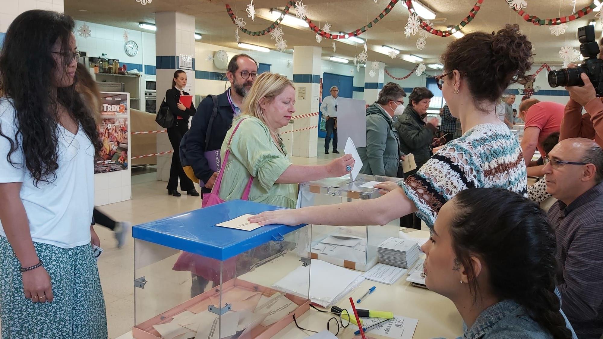 Los candidatos a la alcaldía de Oviedo, muy madrugadores, llaman a la participación