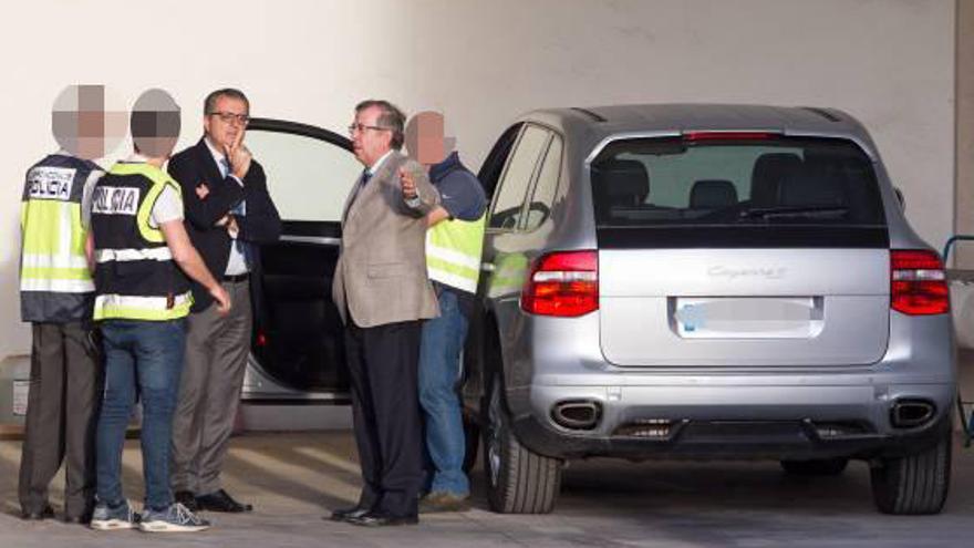 El fiscal José Llor (con chaqueta clara) junto al juez, policías y el coche en el que dispararon a la víctima.