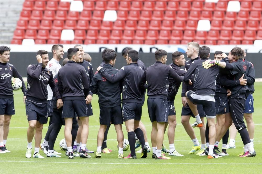 La afición arropa al Sporting en su último entrenamiento de la temporada