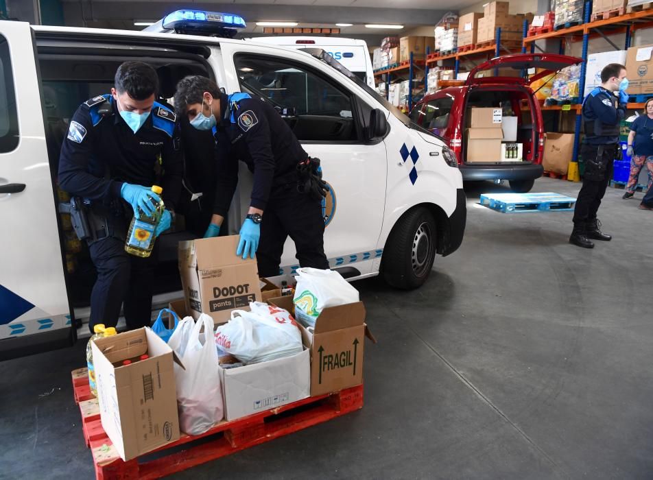 Entrega solidaria de Policías Locales y Bomberos al Banco de Alimentos