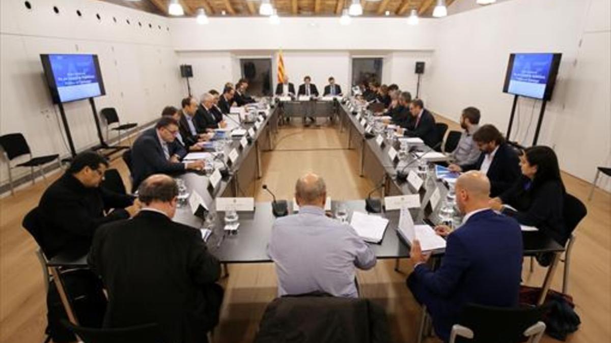 HACE UN AÑO Puigdemont presidió esta reunión del Diplocat el 24 de noviembre del 2016.