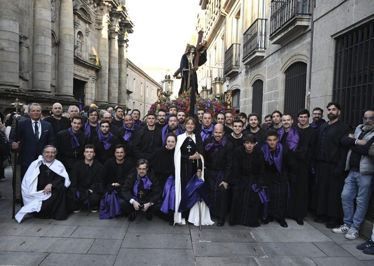 Los integrantes de la cofradía posan junto al paso ante la iglesia de San Bartolomé.