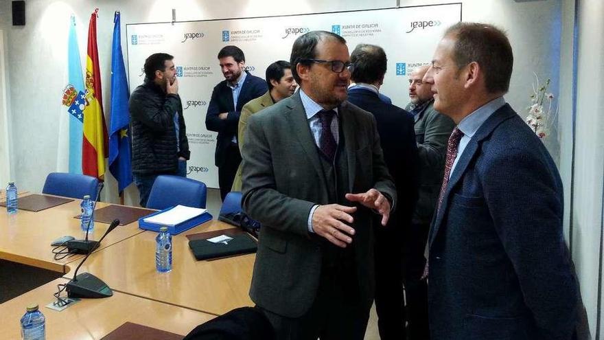 El director general de Martín Códax, Juan Vázquez (i) conversa con Cividanes, ayer en Santiago. // Fdv
