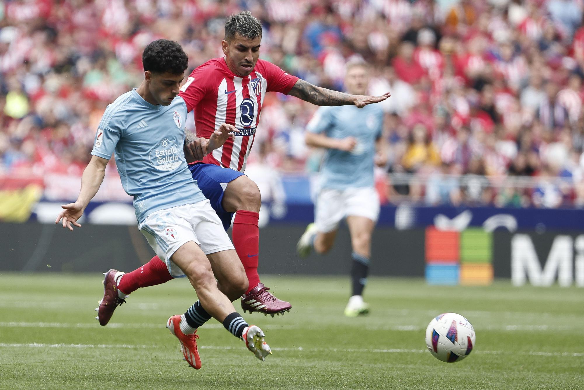 MADRID, 12/05/2024.- El delantero argentino del Atlético de Madrid, Ángel Correa pelea un balón con el centrocampista del Celta Hugo Álvarez durante el partido de LaLiga entre el Atlético de Madrid y el Celta, este domingo en el estadio Metropolitano. EFE/ Sergio Pérez