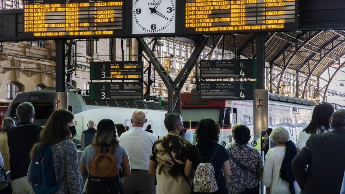 Usuarios de las Cercanías de València esperan un tren en la Estación del Norte.  | GERMÁN CABALLERO