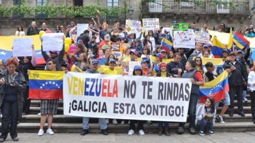 Venezolanos estradenses apoyan la manifestación en Santiago