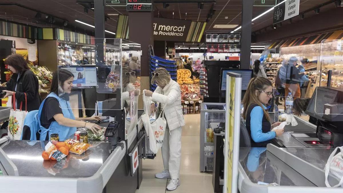 Dos trabajadoras en un supermercado de Barcelona.