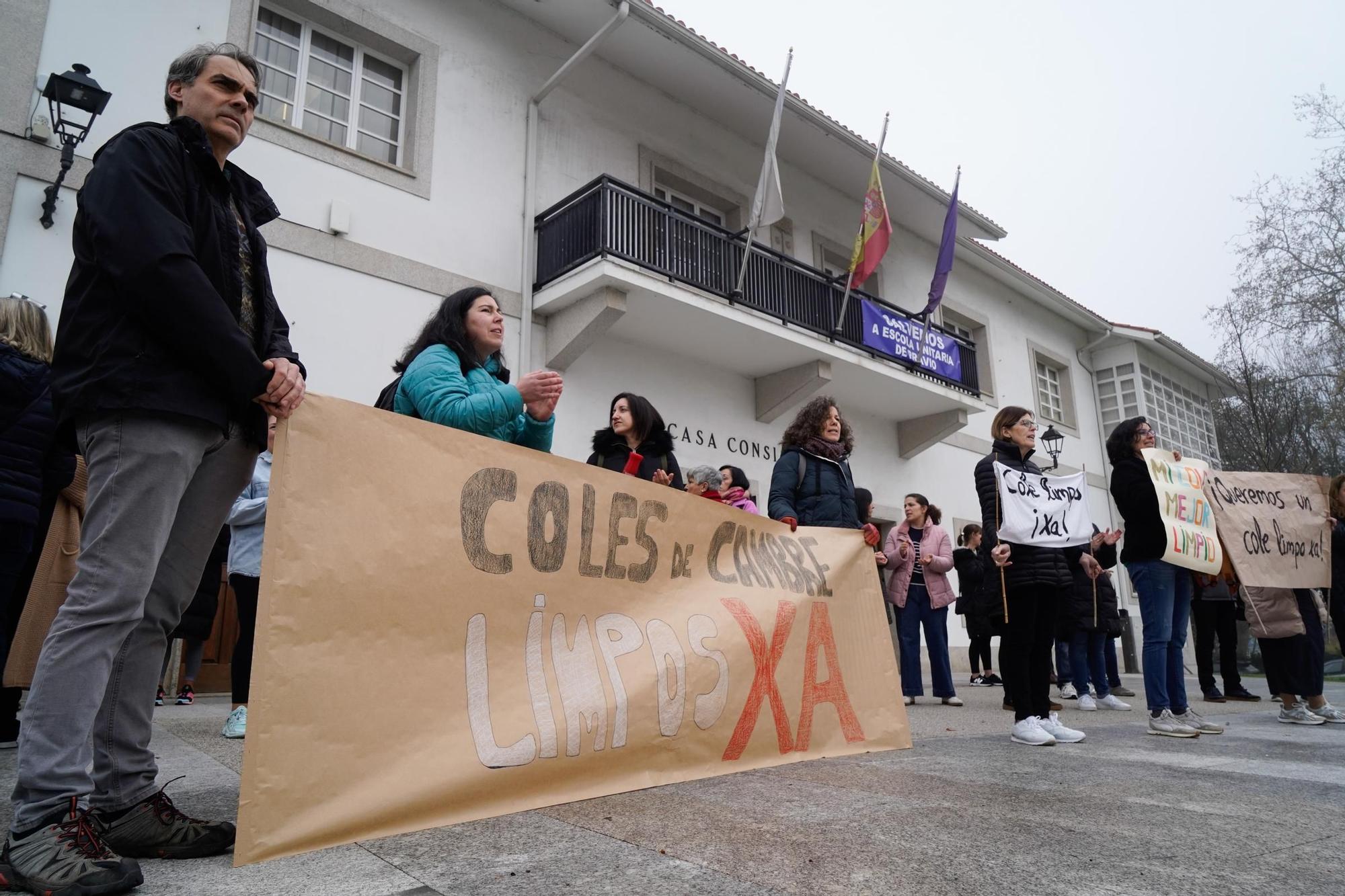 Concentración de todas las ANPA de los colegios de Cambre: &quot;Colexios limpos xa&quot;