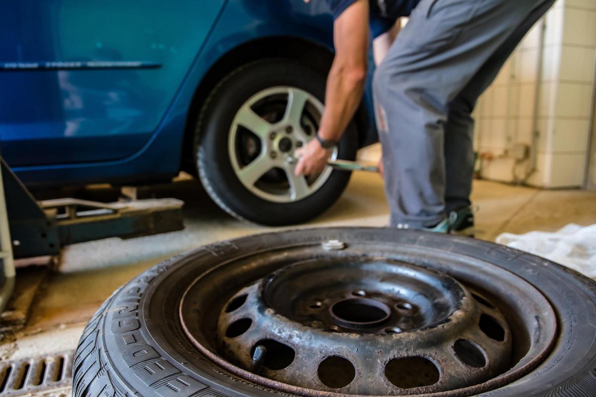 Persona cambiando la rueda de un coche