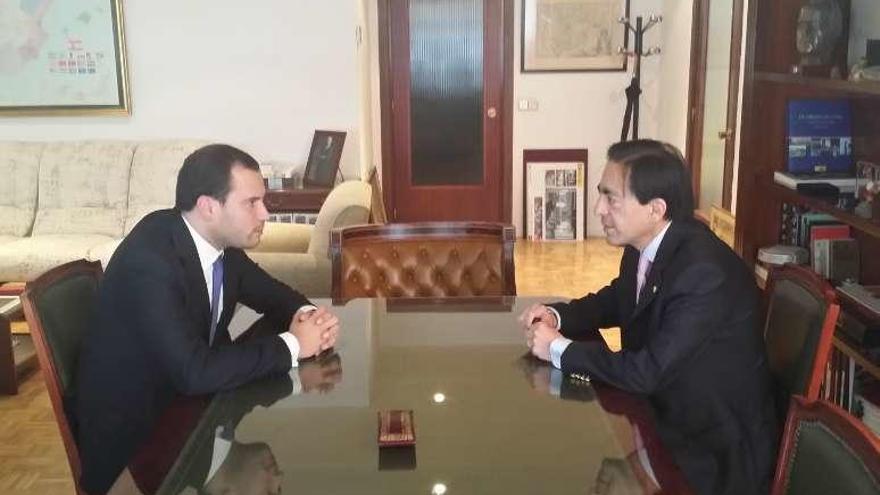 Jjorge Cubela, ayer, en la reunión con José Antonio Sánchez. // Faro