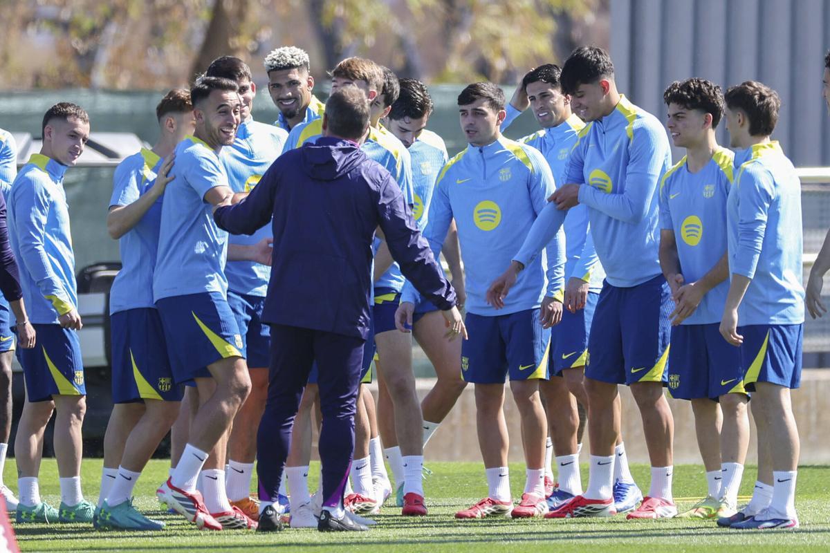 Hansi Flick bromea con sus futbolistas antes de la sesión preparatoria para el Barça-Newcastle.