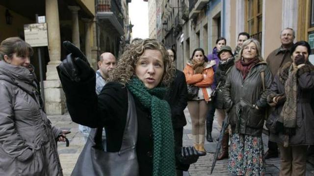 Gélida visita al casco histórico para celebrar el «Día de los guías de turismo»