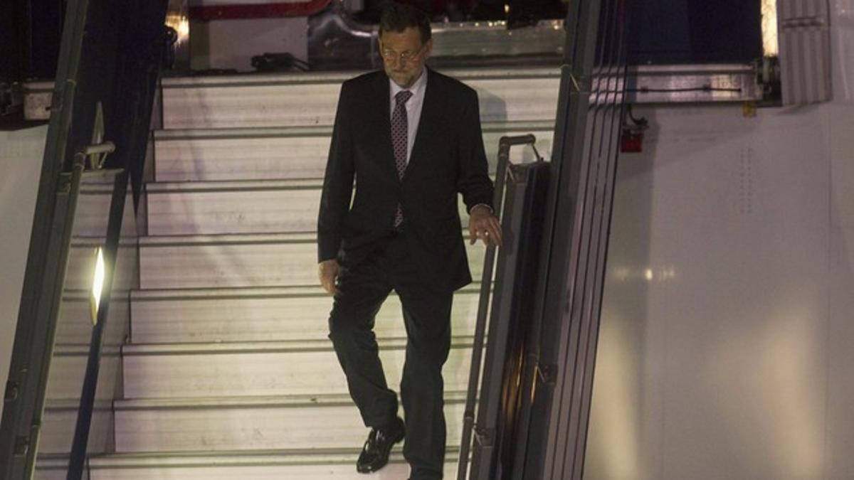 Mariano Rajoy baja las escalerillas del avión a su llegada al aeropuerto de Santiago de Chile, el jueves.