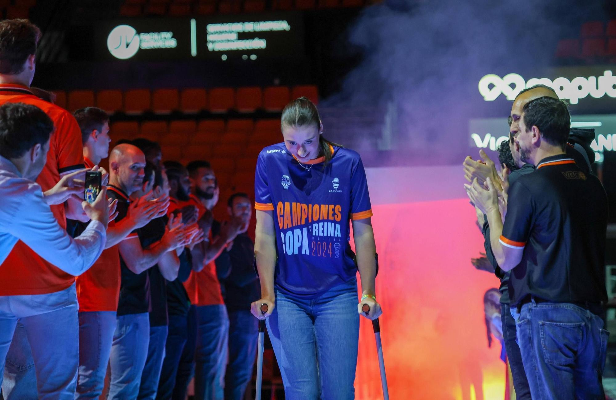 El Valencia Basket celebra a lo grande la Copa de la Reina con su afición