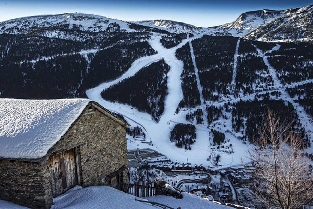 Vista de la pista Àliga del Tarter, a Grandvalira, remodelada per acollir proves de descens. Vista de la pista Àliga del Tarter, a Grandvalira, remodelada per acollir proves de descens.