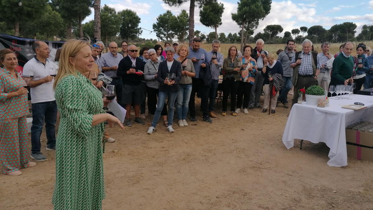 Nicola Thornton explica a los invitados las características del nuevo vino