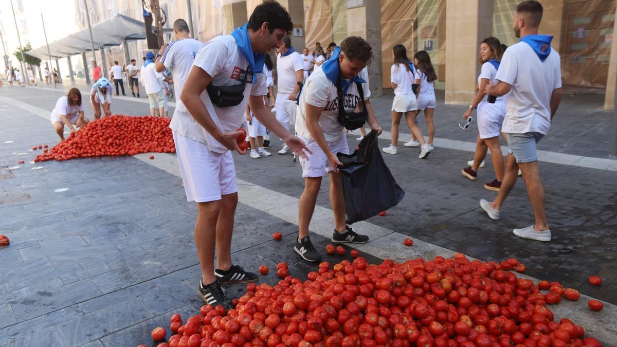Turiasonenses prepartando los tomates.