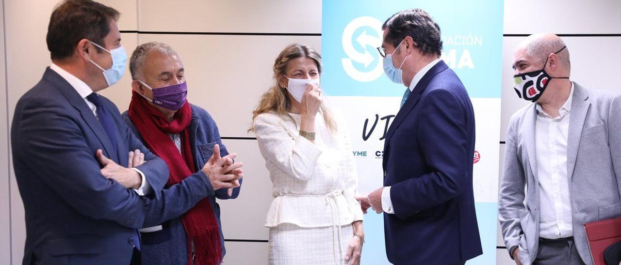 La ministra de Trabajo, Yolanda Díaz, junto a Antonio Garamendi y los representantes de los sindicatos.