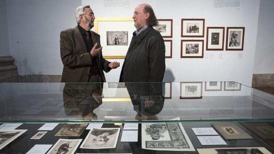 El comisario de la exposición Publio López Mondéjar, junto al zamorano Joaquín Díaz en la inauguración.