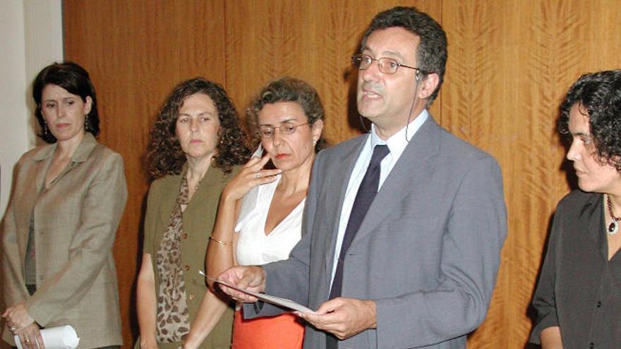 El catedrático Pedro Saavedra Santana junto a compañeras de la ULPGC en un acto institucional.