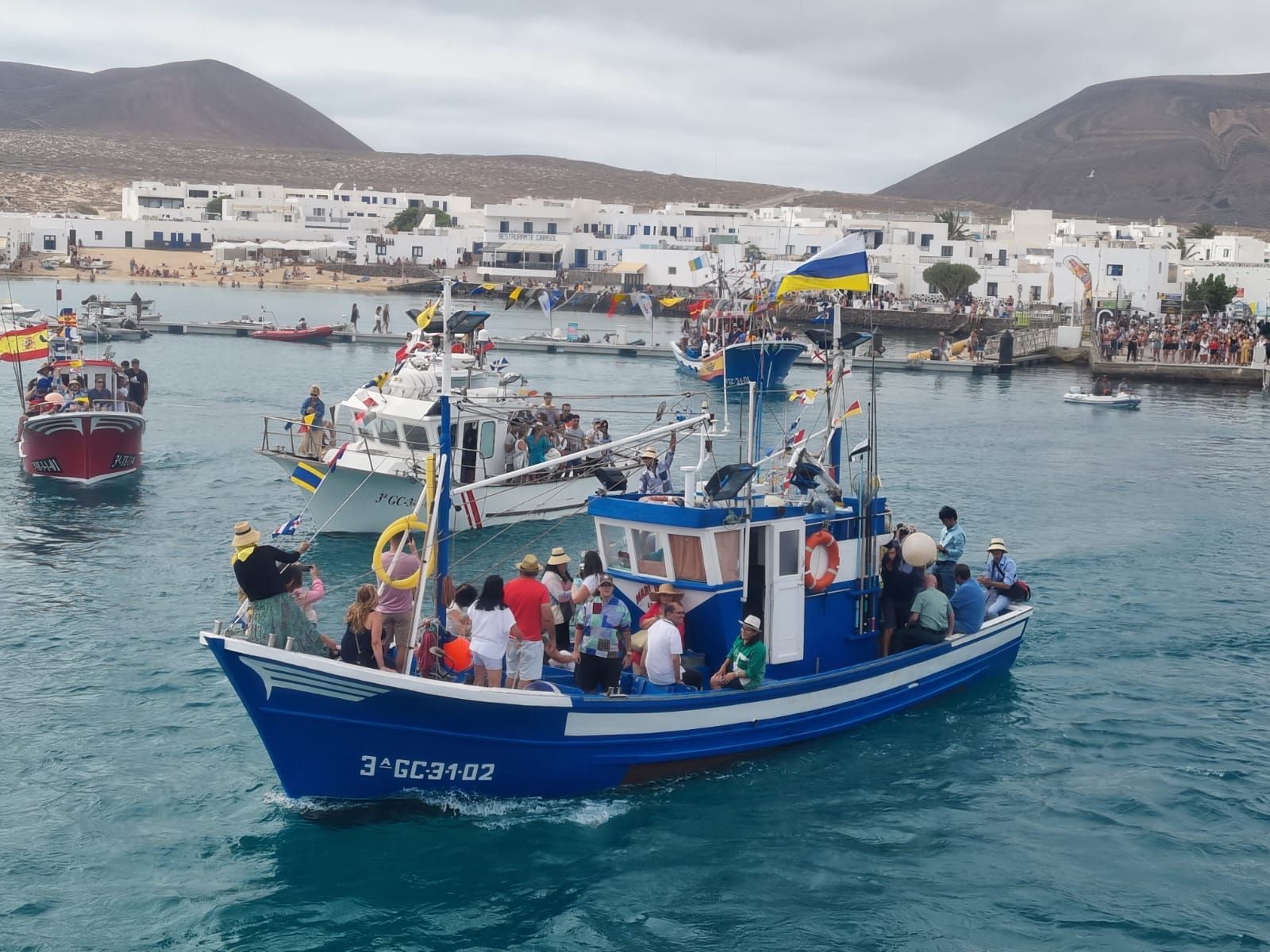 La Graciosa pasea a la Virgen del Carmen