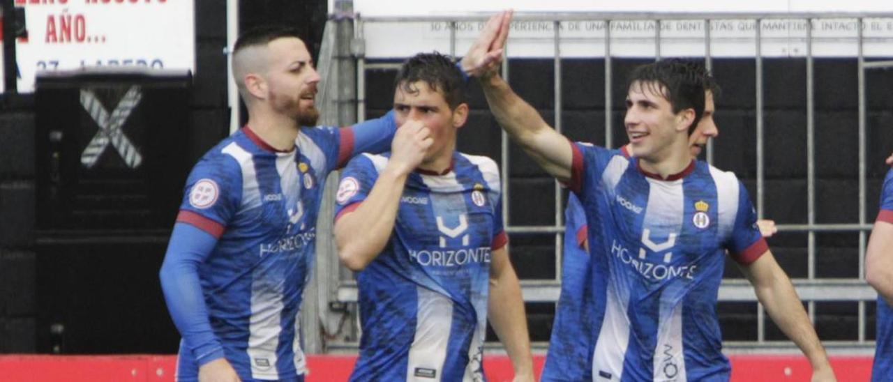 Por la izquierda, Primo, Jorge, Iván Serrano y Fontán, tapado, celebran el primer gol del Avilés en Laredo.