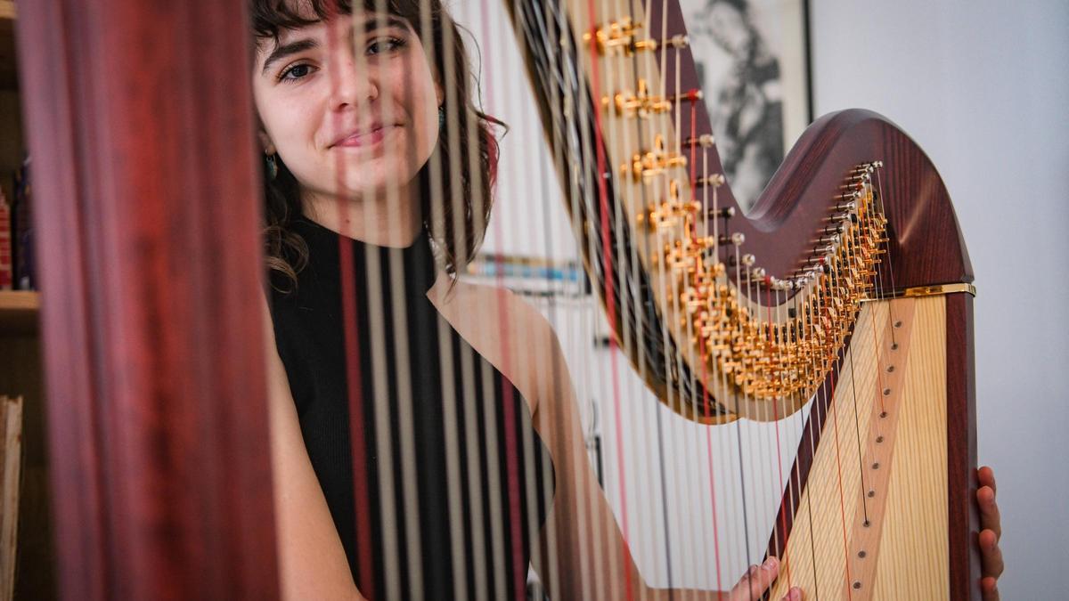 Candela García Álvarez junto a su arpa.