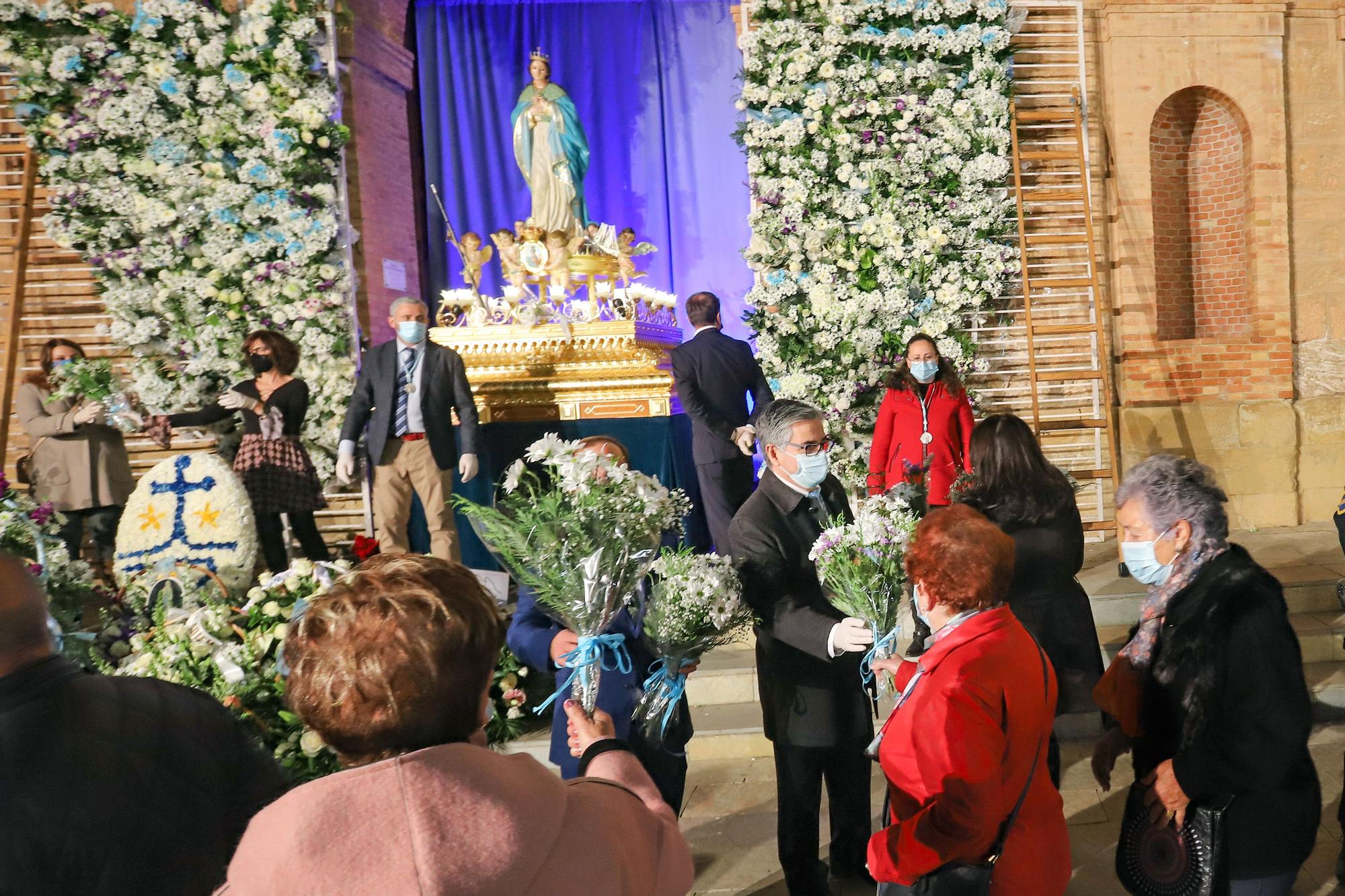 Torrevieja rinde homenaje a su patrona con una ofrenda floral