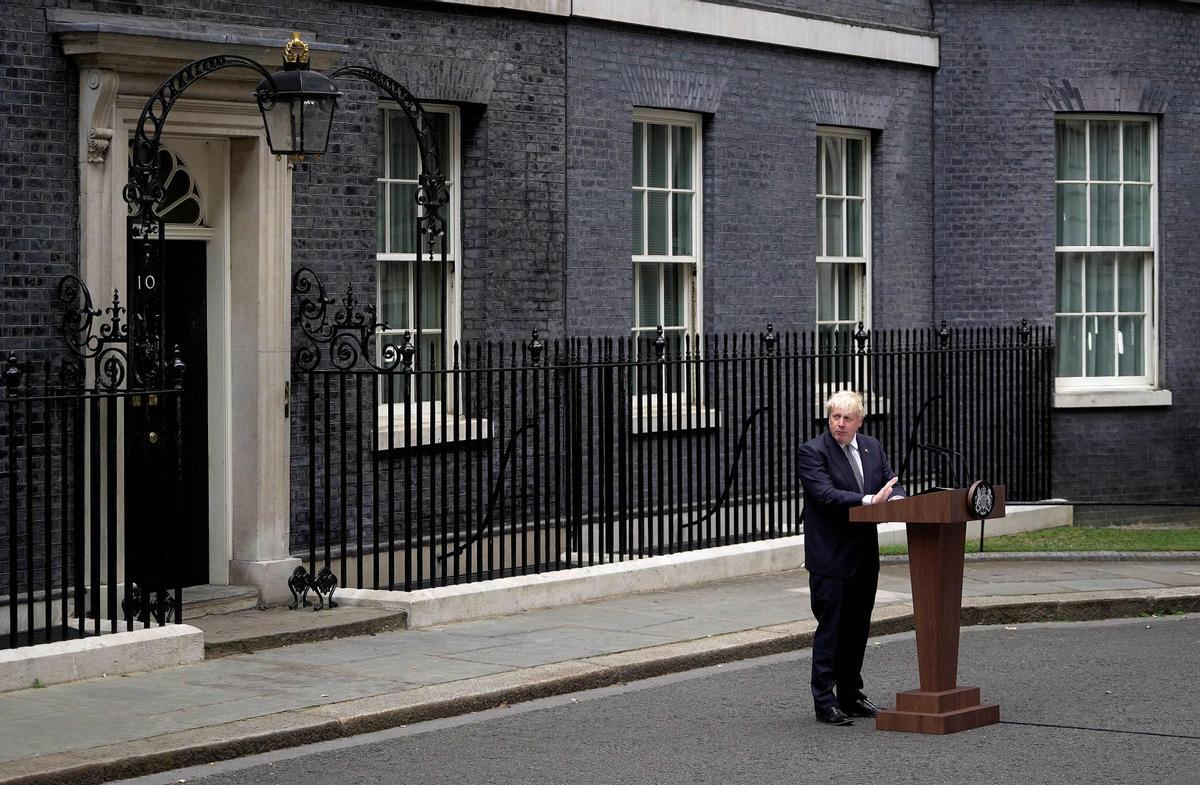 El primer ministro británico, Boris Johnson, hace una declaración frente al número 10 de Downing Street en el centro de Londres. Johnson renunció como líder del Partido Conservador, después de tres tumultuosos años en el cargo marcados por el Brexit, el covid y los crecientes escándalos.