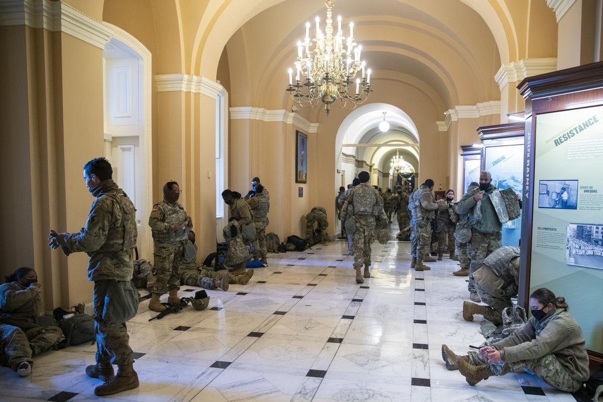 Soldados de la Guardia Nacional desplegados junto a plafones de una exposición donde se lee resistencia