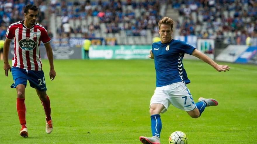 Susaeta se dispone a golpear el balón ante Iriome, del Lugo.